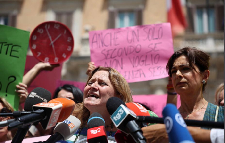 Differenza donna: flashmob a Montecitorio contro gli stereotipi e la violenza sulle donne